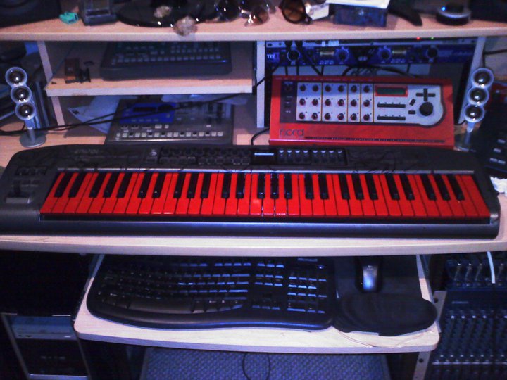 24559_1332799533452_1634947134_781001_6923427_n Edirol PCR M80 midi controller with red keys